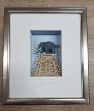 Volker Kühn - Original 3D Objekt "Immer schön vorsichtig" hands. Museumsglas