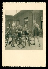 Jungs stehen 1943 mit Fahrrad