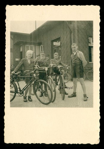 Jungs stehen 1943 - , mit