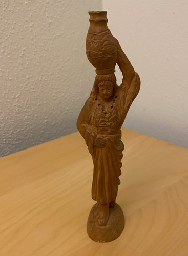 Holzfigur frau mit krug auf - holzfigur,