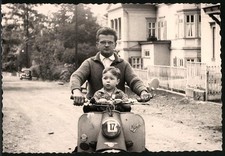 Fotografie Motorrad IWL-Wiesel, Vater & Sohn fahren Motorroller 