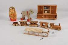 Q43D39- Konvolut Holz Spielzeug  ua Puppenschrank Zug Esel Schlitten Matruschka