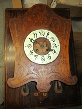 Jugendstil Wanduhr mit floralen Verzierungen