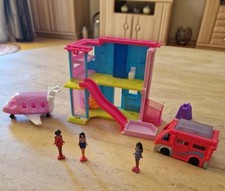 BARBIE Mini Barbieland Mini-Puppenhaus Traumhaus 3 Minipuppen, Camper & Flugzeug