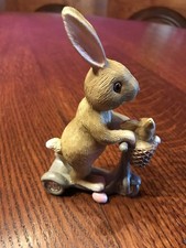 Osterhase mit Baby auf Roller