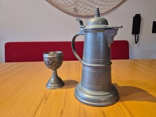 Zinn- od. Zinkkrug mit Deckel (nur Ziergefäß) u. Zinnbecher mit Spruch zur Deko