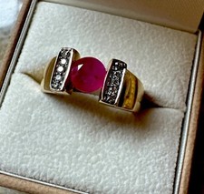 Ring, Gg 585 gebraucht, Gr. 56(18),Rubin 5mm Taubenblutrot, 10 kleine Diamanten