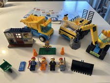 Baufahrzeuge und Kran mit