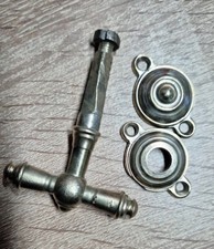 Historische Fensterolive aus Messing,