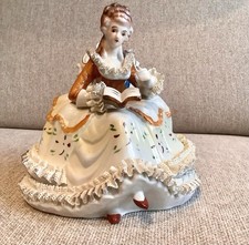 Porzellanfigur einer sitzendem