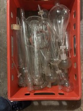 2 Kisten voller Laborgläsern