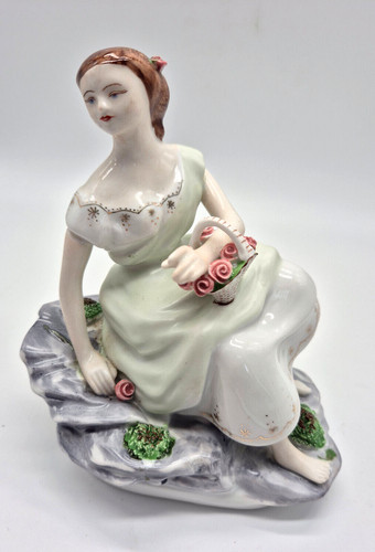 Porzellanfigur frau auf felsen - porzellanfigur,