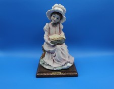 [13096] Giuseppe ARMANI Mädchen mit Küken Figur auf Holzsockel 22,5 cm