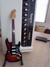 Stevie Ray Vaughan "Number 1" Fenda Strat 25cm Model Gitarre mit Stand(2-23)