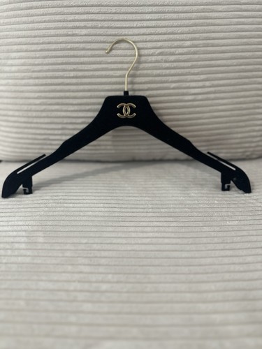 Schwarzer chanel kleiderbügel - schwarzer, chanel-kleiderbügel