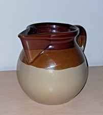 Krug mit Henkel, gestreifter