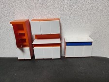 Puppenhaus -Möbel: Küchenschränke und Spüle