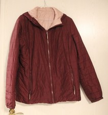 weinrote Jacke mit Kapuze