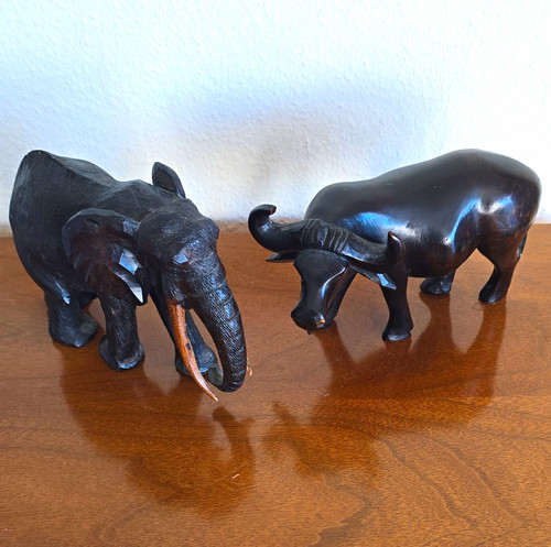 Elefant und büffel geschnitzt - elefant,