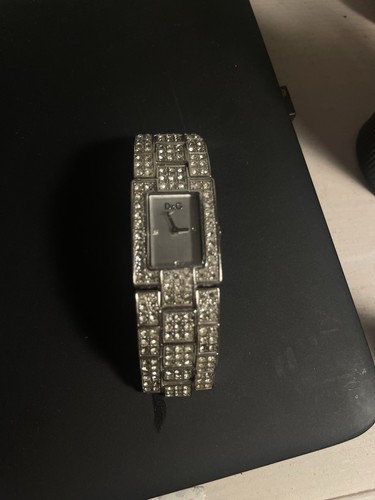 Silberne armbanduhr mit - d, g