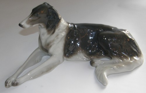 Porzellanfigur liegender