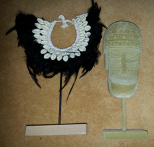 2x Dekoobjekt Tiki Maske Samt beflockt + Boho Papua Kette Federn schwarz Voodoo
