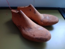 1 Paar alte Schuhleisten / Schusterleisten ,Holz , Gr 42 , mit Kork  (?) belegt