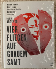 Vier Fliegen auf grauem Samt