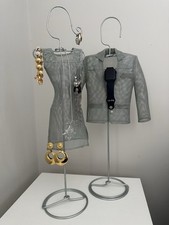 Vintage Ikea Drahtgeflecht Metall Skulptur männliche Jacke und weibliches Kleid auf Kleiderbügel Ständer