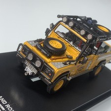 SW 1:64 Land Rover Defender Tomb Raider Metallgussmodellauto – Camel Cup/Gulf