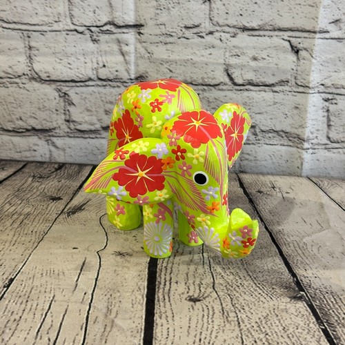 Grüner elefant aus holz - elefant, mit