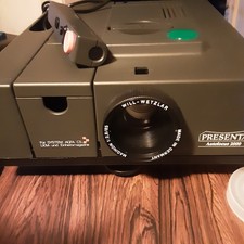 Diaprojektor Presenta 2000 + Leinwand + Ständer