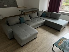 Großes graues Ecksofa mit Schlaffunktion & Kissen