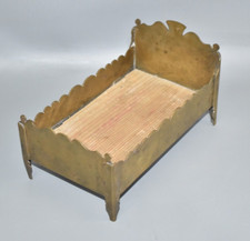 Antikes Puppenbett aus