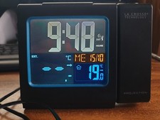La Crosse Technology WT552-BLA Funkwecker, mit Projektion in Rot, farbiges LCD-D