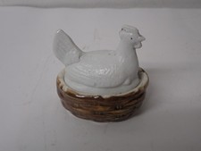 Kleine antike Porzellanhenne
