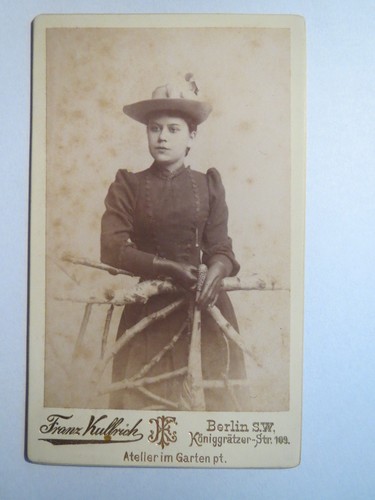 Berlin stehende frau - frau, im