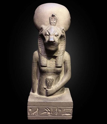 Geschnitzte göttin sekhmet - geschnitzte,