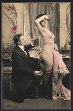 Foto-AK Mann kniet vor einer nackten Frau Akt 