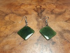 Echte polierte Jade-Ohrringe. 2 cm flache Quadrate. Fantastischer Zustand.