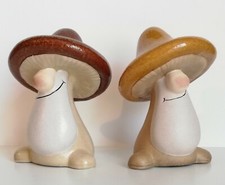 zwei lustige Keramik Pilze