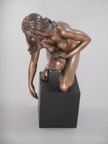 Bronzefarbene figur dame - |,