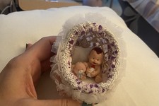 Puppenhaus Kinderbett 1:12 mit Baby und Teddy