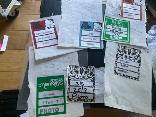 Arctic monkeys passes cloth - 7,