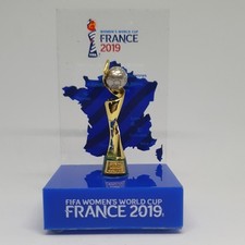 FIFA WM Frauen Pokal - Gegossen aus Messing und Zinn auf Acryl-Podest