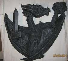 Drache stehend mit Schwert