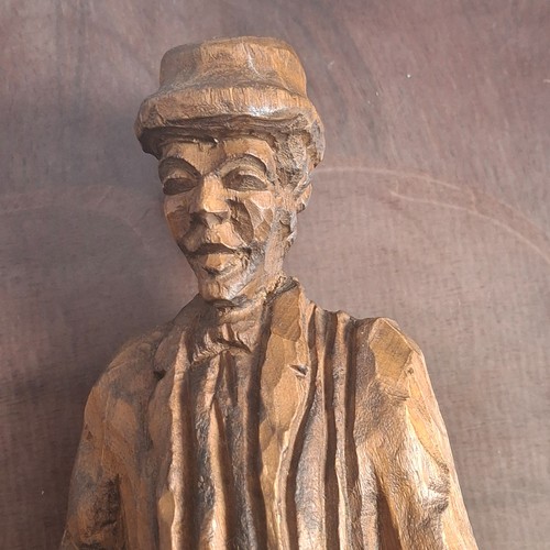 Altere holzfigur eines mannes - holzfigur,