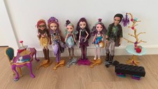 Set aus sechs „Ever After High“-Puppen und einigem Zubehör 