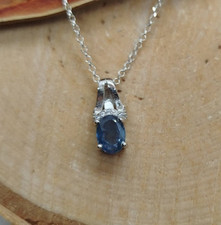 Facettierter dunkelblauer Aquamarin-Edelsteinanhänger aus 925er Sterlingsilber.