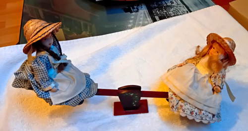 Porzellanpuppen auf wippe - auf,